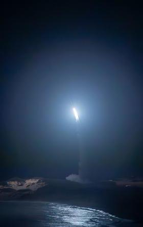 中程弹道导弹目标:一种先进的中程弹道导弹目标，从太平洋导弹靶场发射, Kauai, Hawaii, 作为美国的一部分.S. Missile Defense Agency’s Flight Test Aegis Weapon System-32 (FTM-32), 3月28日举行, 2024年与美国合作举办.S. Navy. (图片/发布)